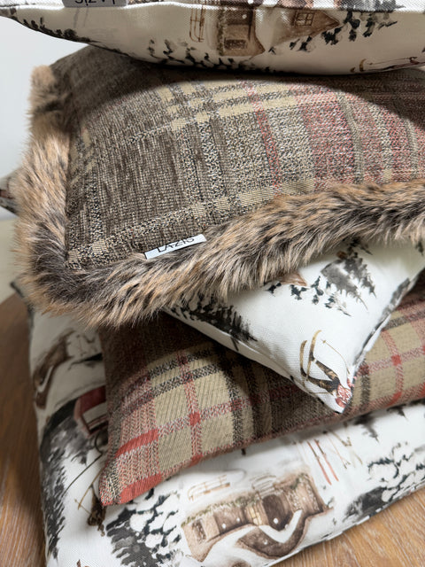 Kissenhuelle mit Fellrand soft grid 50x50